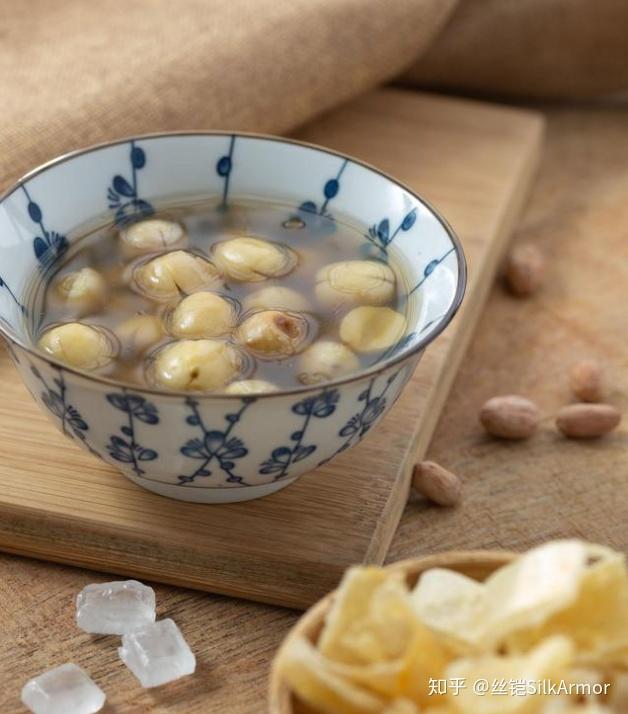 莲子性味甘平,具有养心益肾的功用.