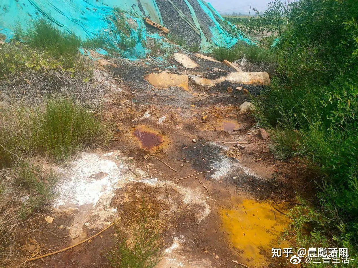 山西稷山县化峪镇建元水泥厂南堆放大量工业原料严重污染地下水源