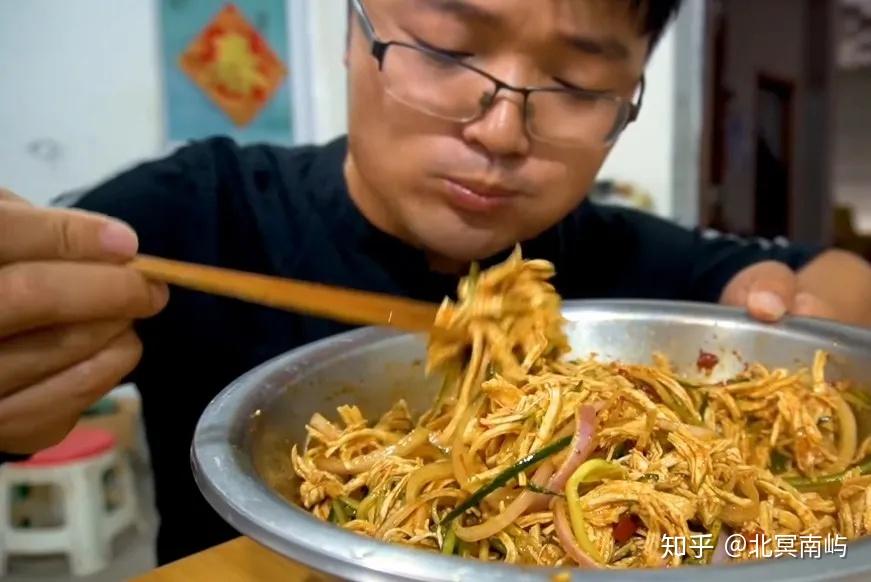 比如徐大sao——这位在b站坐拥460w粉丝的美食up主,今年遇上了一些不
