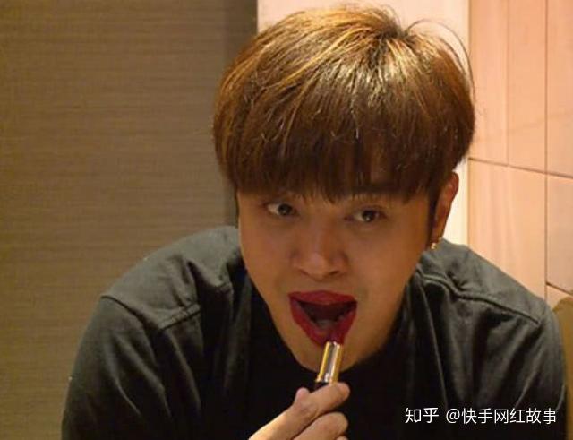 张绍刚涂口红,直男式的紧张太明显