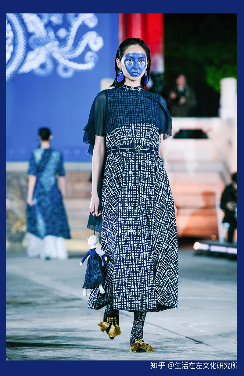 生活在左获邀参加锦绣中华2019中国非遗服饰秀为非遗蓝印花布注入时尚