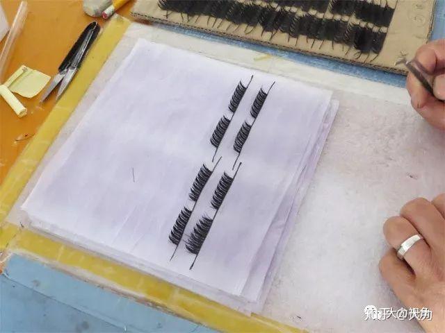 但是,在平度假睫毛繁荣的后面,却是朝鲜人默默地贡献.