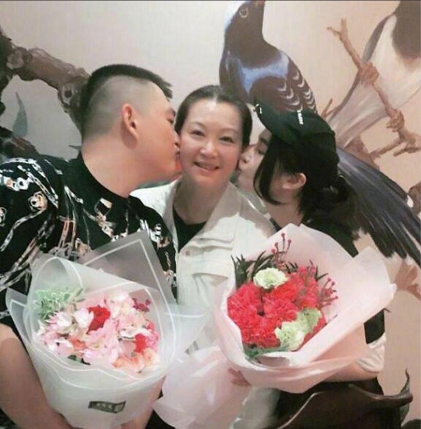 好久不见,62岁赵本山晒全家福,阔别春晚9年回归已成一种奢望 - 知乎