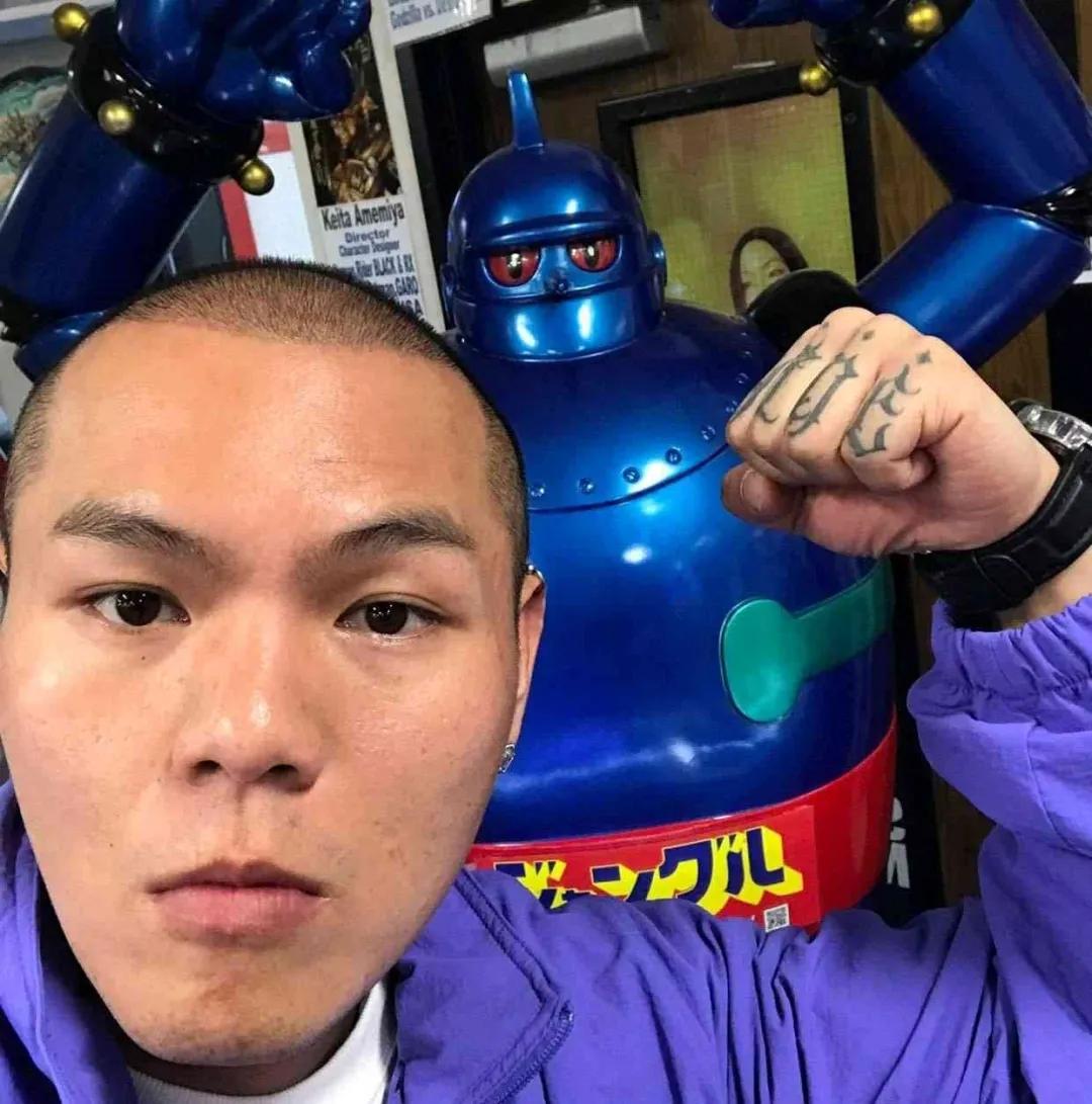 在中文说唱的萌芽期,大傻了解hiphop文化的方式是在网络上搜索《八