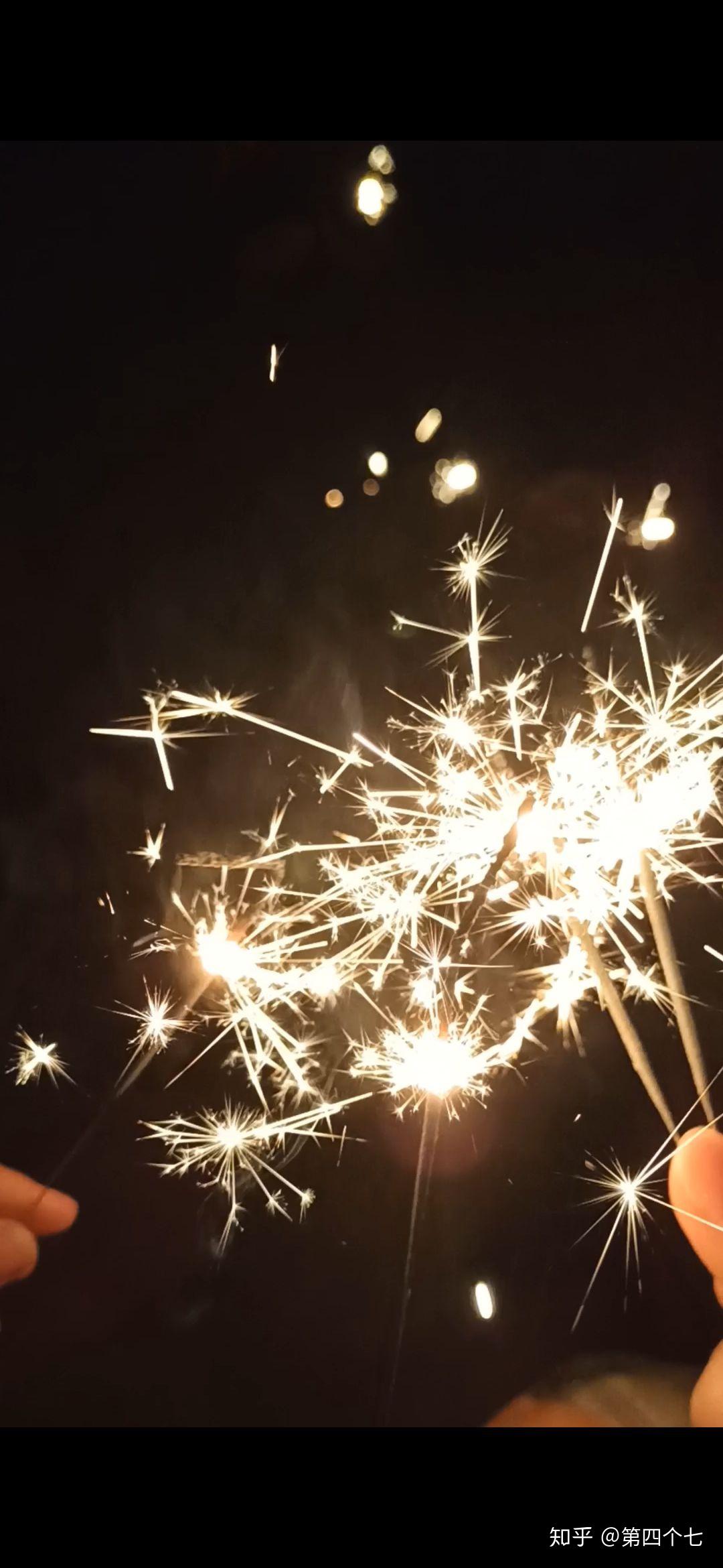 如何拍出好看的手拿小烟花的照片