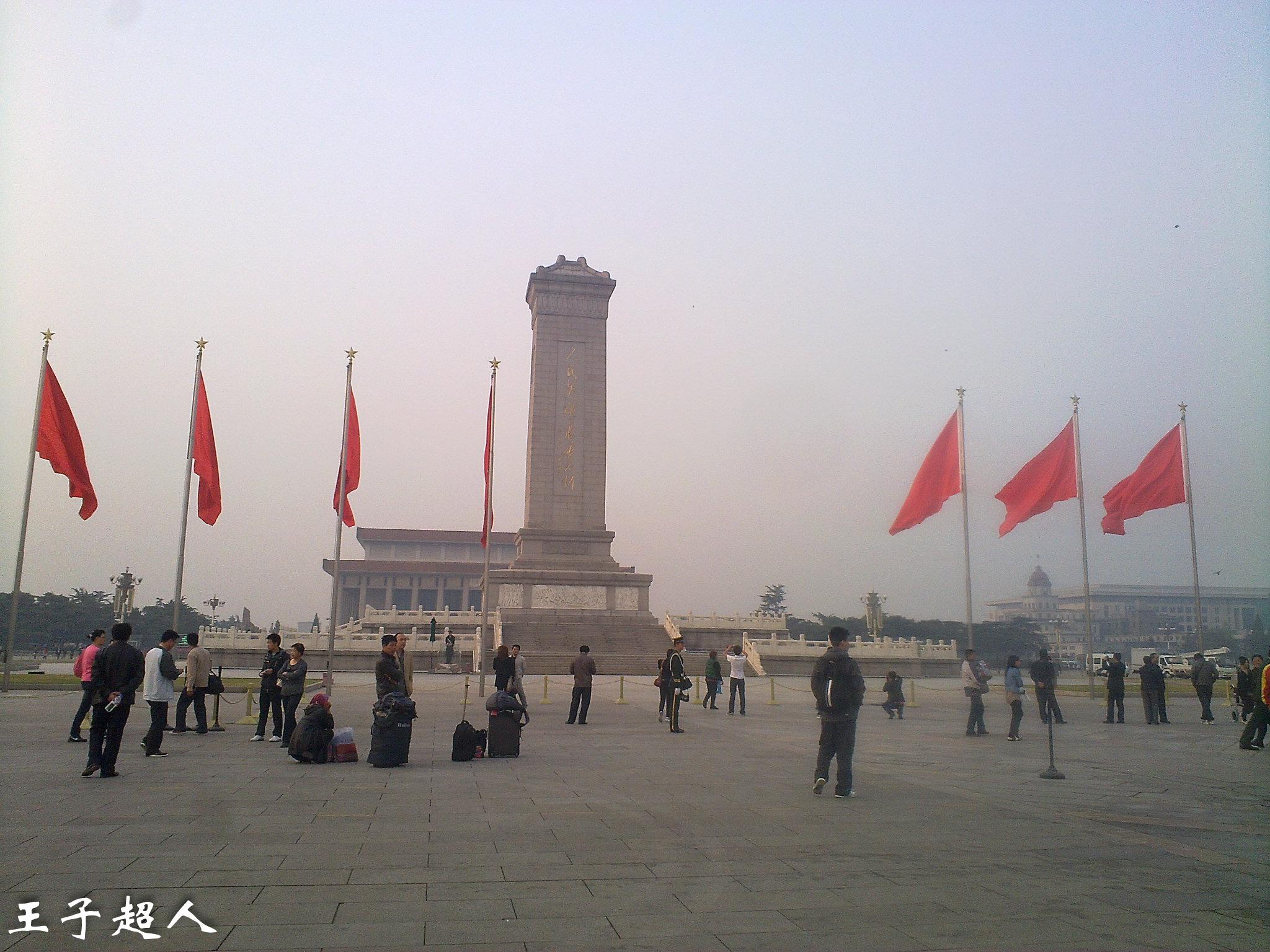 再呼哧呼哧地跑去拍人民英雄纪念碑,跑完一圈下来,肚子饿得咕咕叫