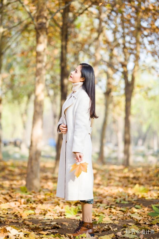 可以让自己摆拍一个侧身的站立拍照姿势,然后自然45度抬头看到树上去