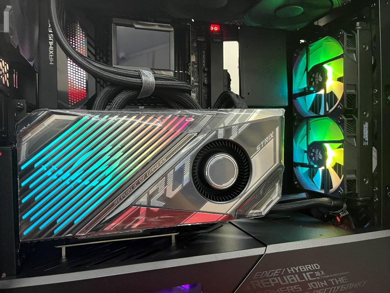 华硕3090ti猛禽水冷版竖插装机效果