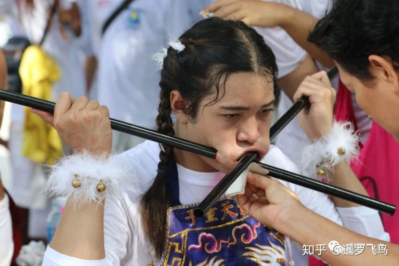 一年一度,普吉岛素食节照常举行,乩童恐怖穿刺插满刀抢棍棒神游