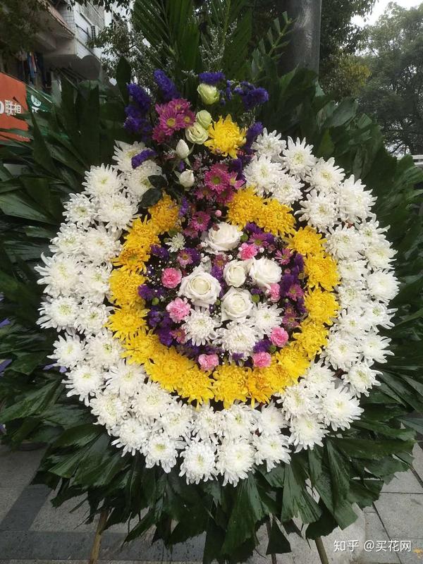 为什么有的老人去世摆放红色粉色花圈 去世花圈不是送白色花圈 知乎