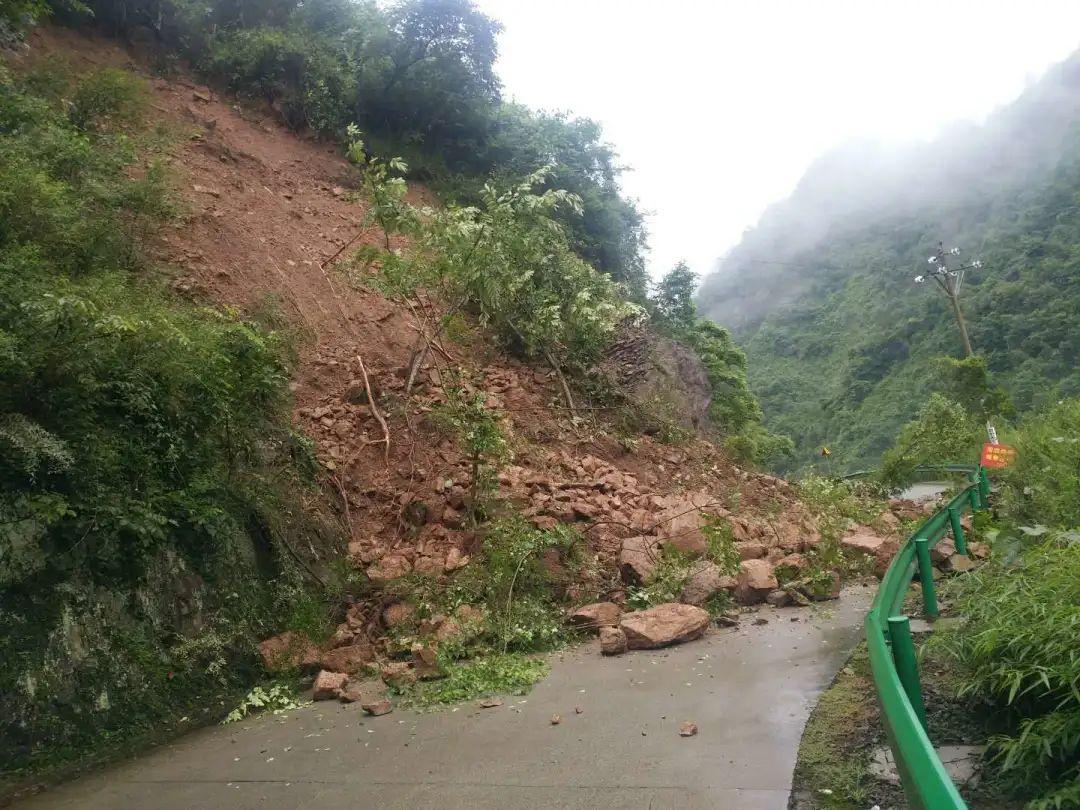陕西这些路段山体塌方交通中断降雨仍在持续