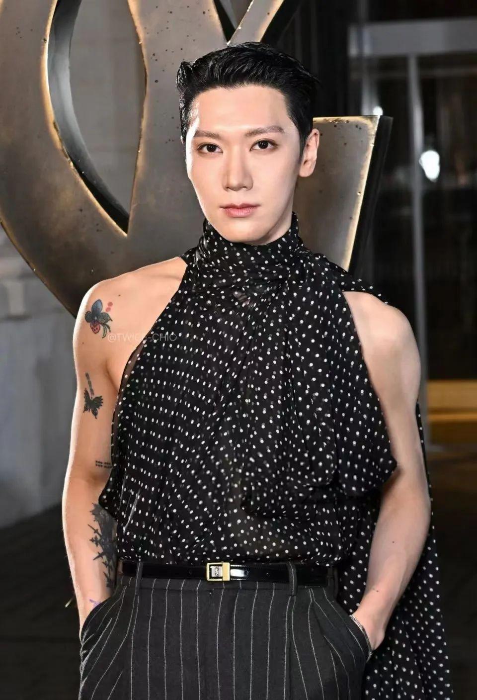 最滑稽的是,同期新闻中参加第三次公审的刘亚仁,反倒比他们更像去秀场