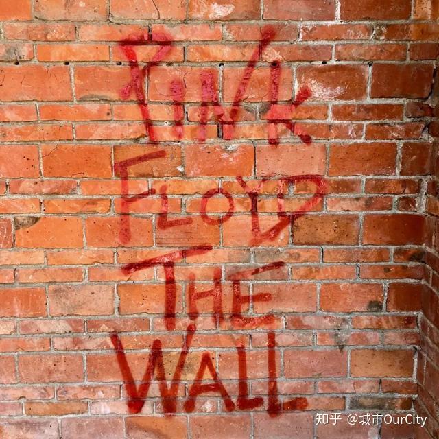 在废墟涂鸦无数的标语与我息息相关