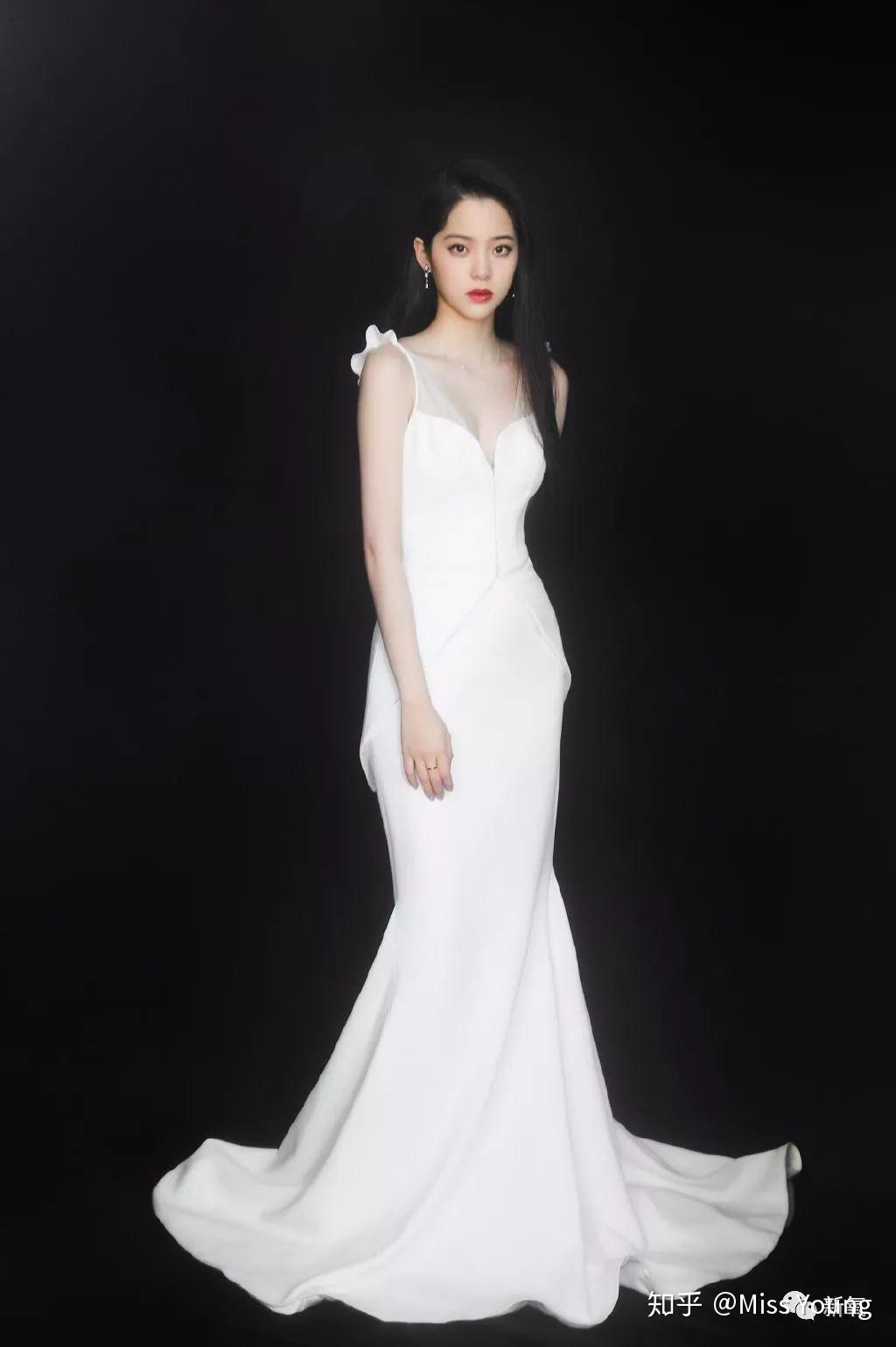 Vera Wang 2020 秋冬婚纱系列发布———庆祝品牌创建30周年|婚纱|罗缎|泡泡裙_新浪新闻