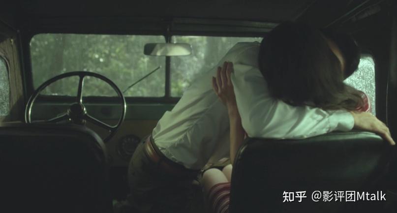 男女主角第一次性爱是在郊外的车上偷偷幽会,当时正下着大雨.