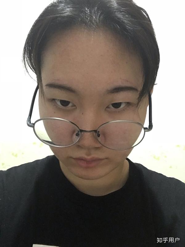 鼻子大的人戴上眼镜后,看起来是不是显得鼻子更大?