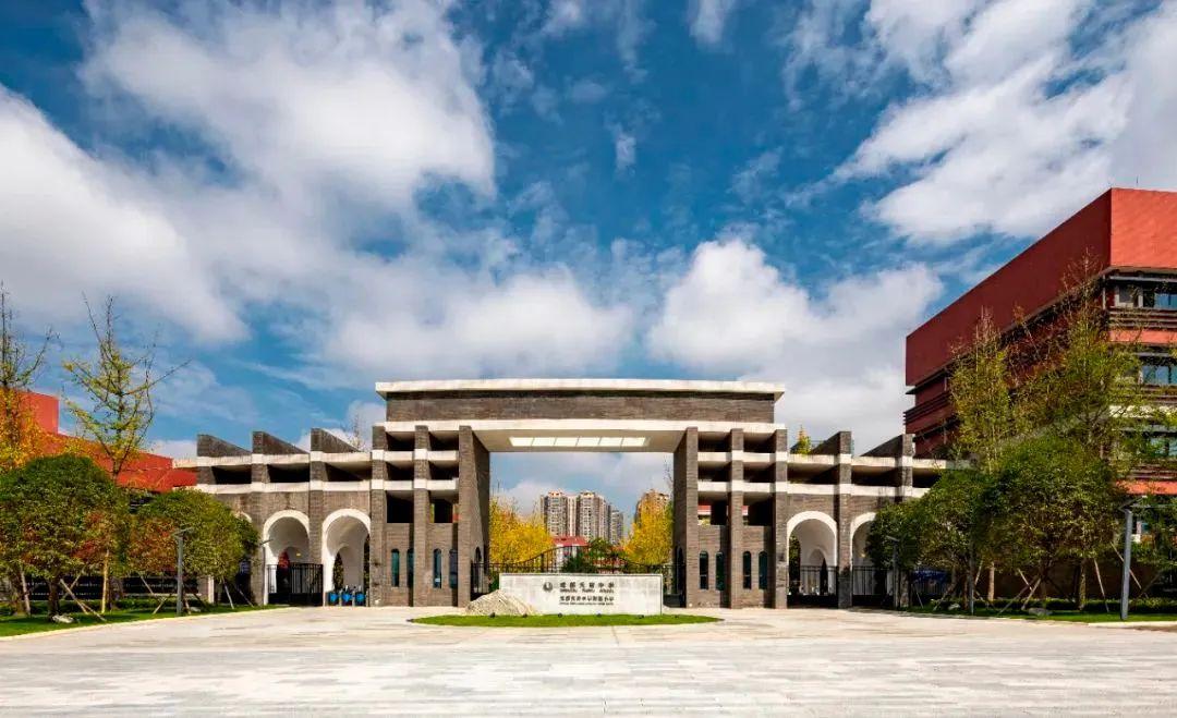 天府中学天府新区是成都最先开始民办招生的,不过根据区内专项招生数