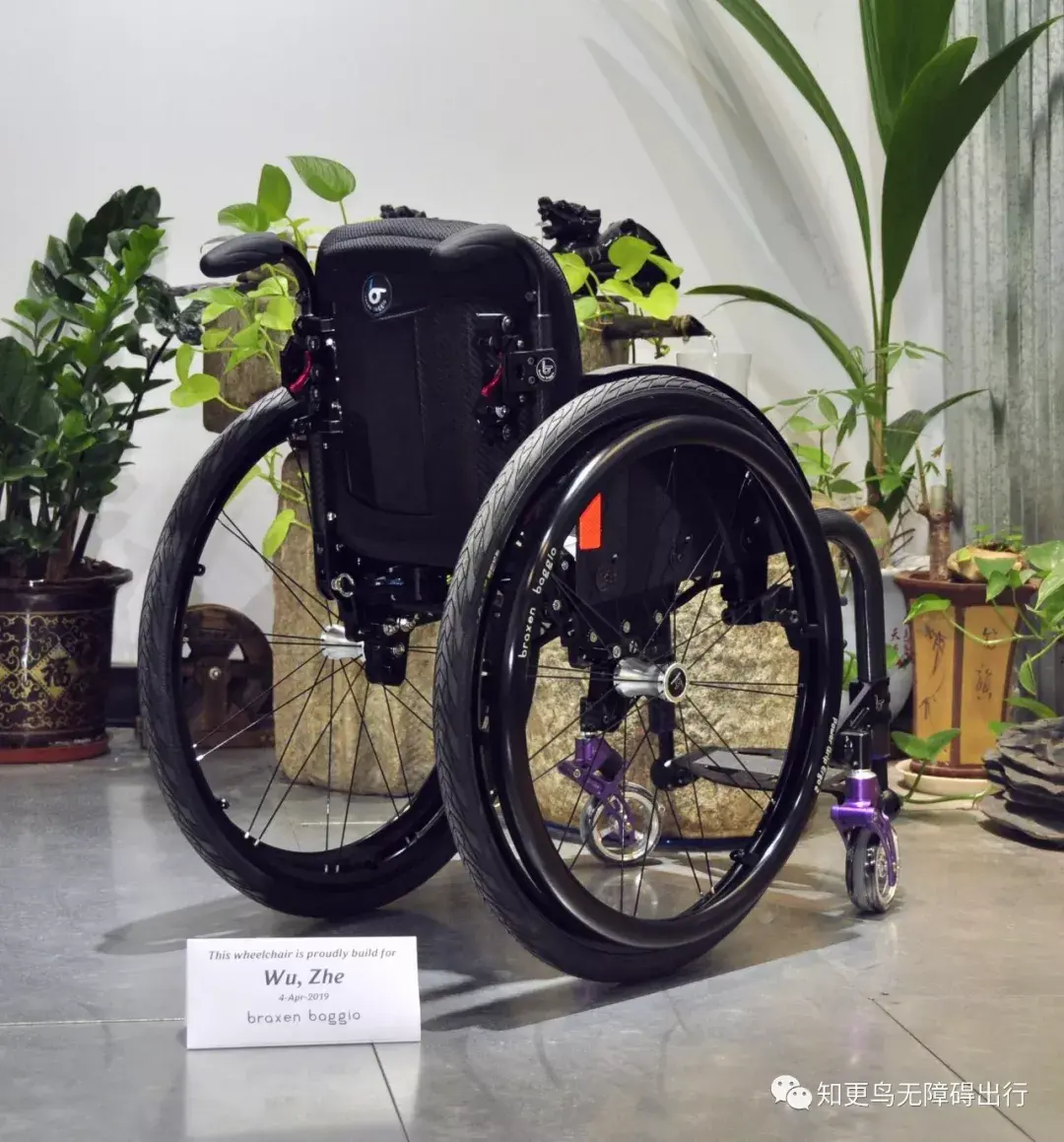 巴森巴乔f1多维折叠灵巧型轮椅正面由知名运动轮椅品牌巴森巴乔亲自为