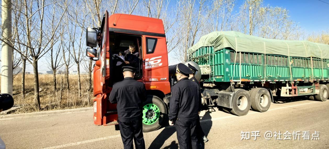 同時向司乘人員發放了《超限運輸車輛行駛公路管理規定》等宣傳資料