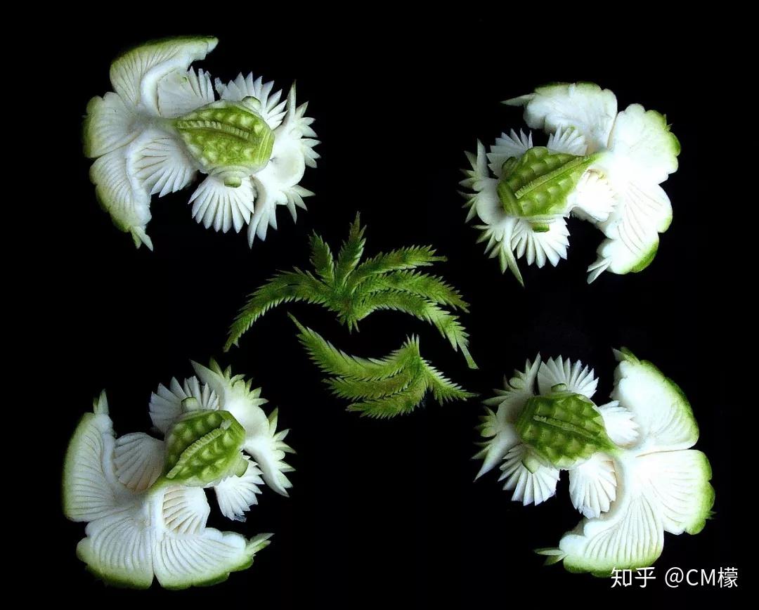 靖州蜜饯是将未成熟的柚子青果切成片,用柳叶刀雕出龙,凤,鱼,虾,花,鸟