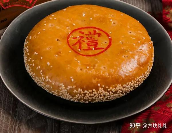 礼饼一般都是扁圆的,个头和盘子差不多,吃起来很