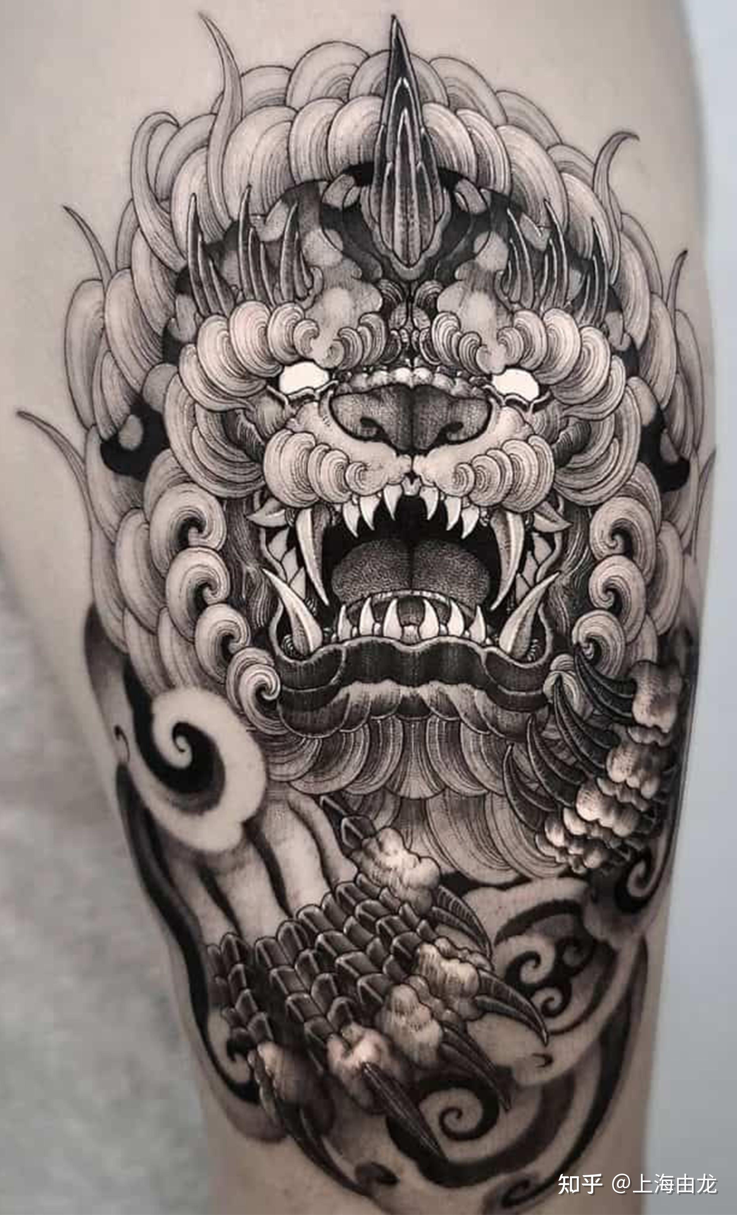 手臂黑灰石狮子纹身图案