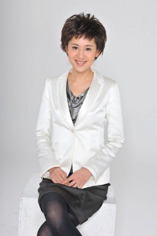 51岁王津元好年轻深蓝短裙身材太骨感从顶流主持人到百亿阔太