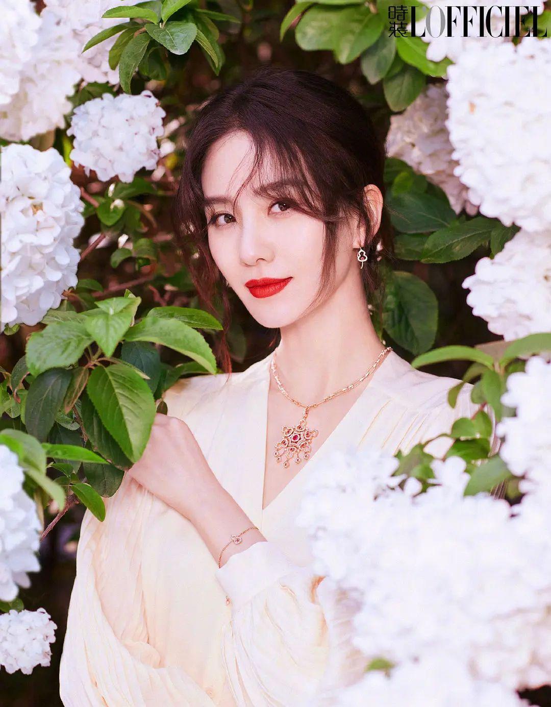 画报美人刘诗诗,白色吊带连衣裙,演绎初夏清新优雅