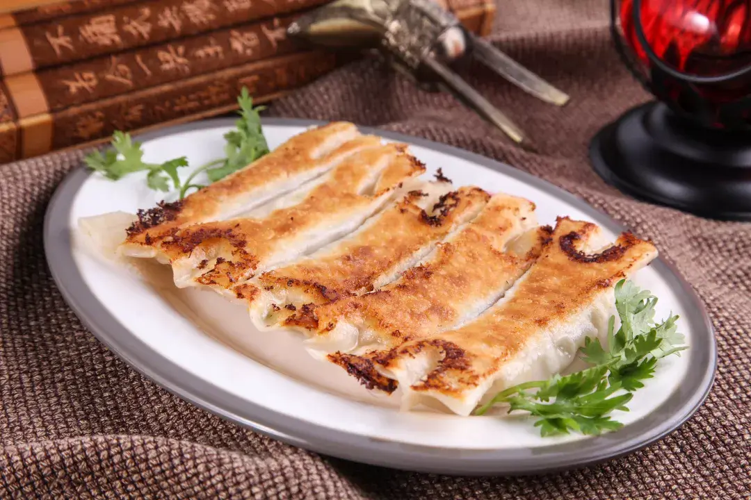 同样作为十三朝古都的洛阳,当地人也会推荐一个,小街锅贴