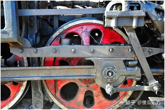 鞲鞴杆同步摇动动轮,带动列车前进(动轮前部那个是机车高压汽缸.