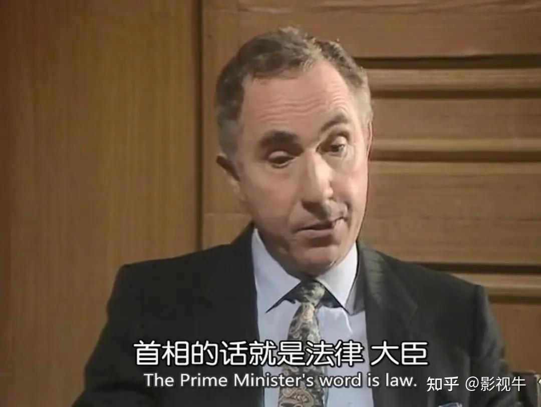从第一季刚进内阁不了解情况,被秘书玩弄于股掌之间,到第二季熟悉规则