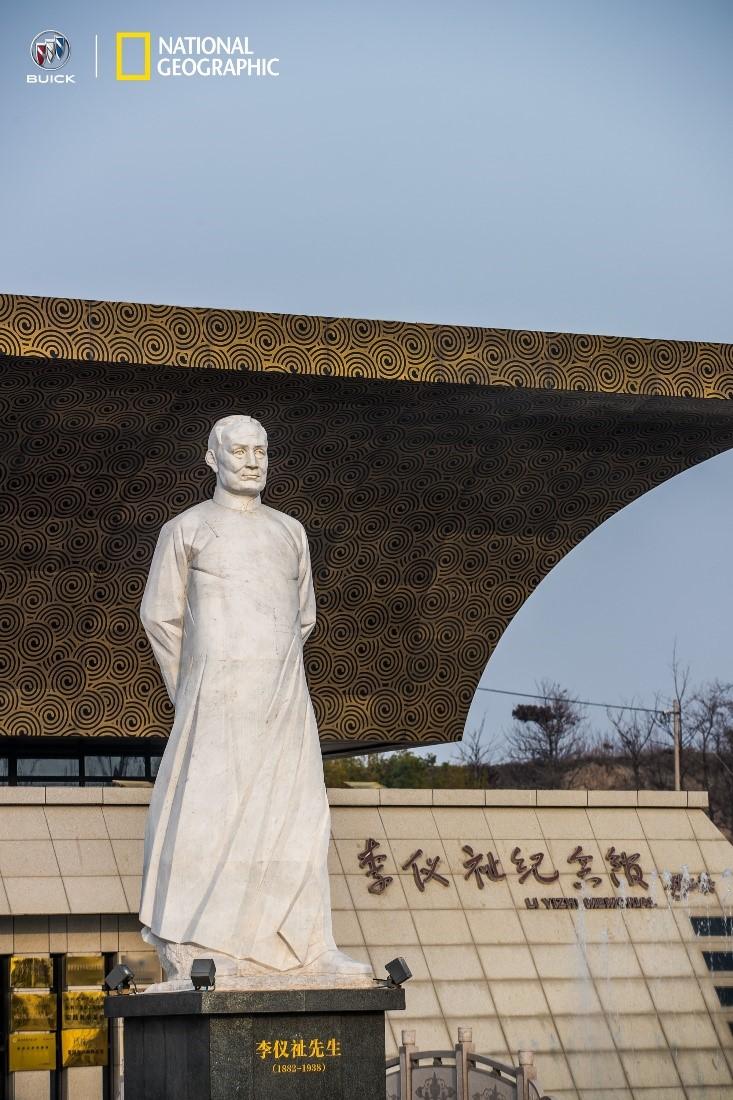 如果说李仪祉先生主持修建的泾惠渠,在中华民族水力发展史上独占光辉