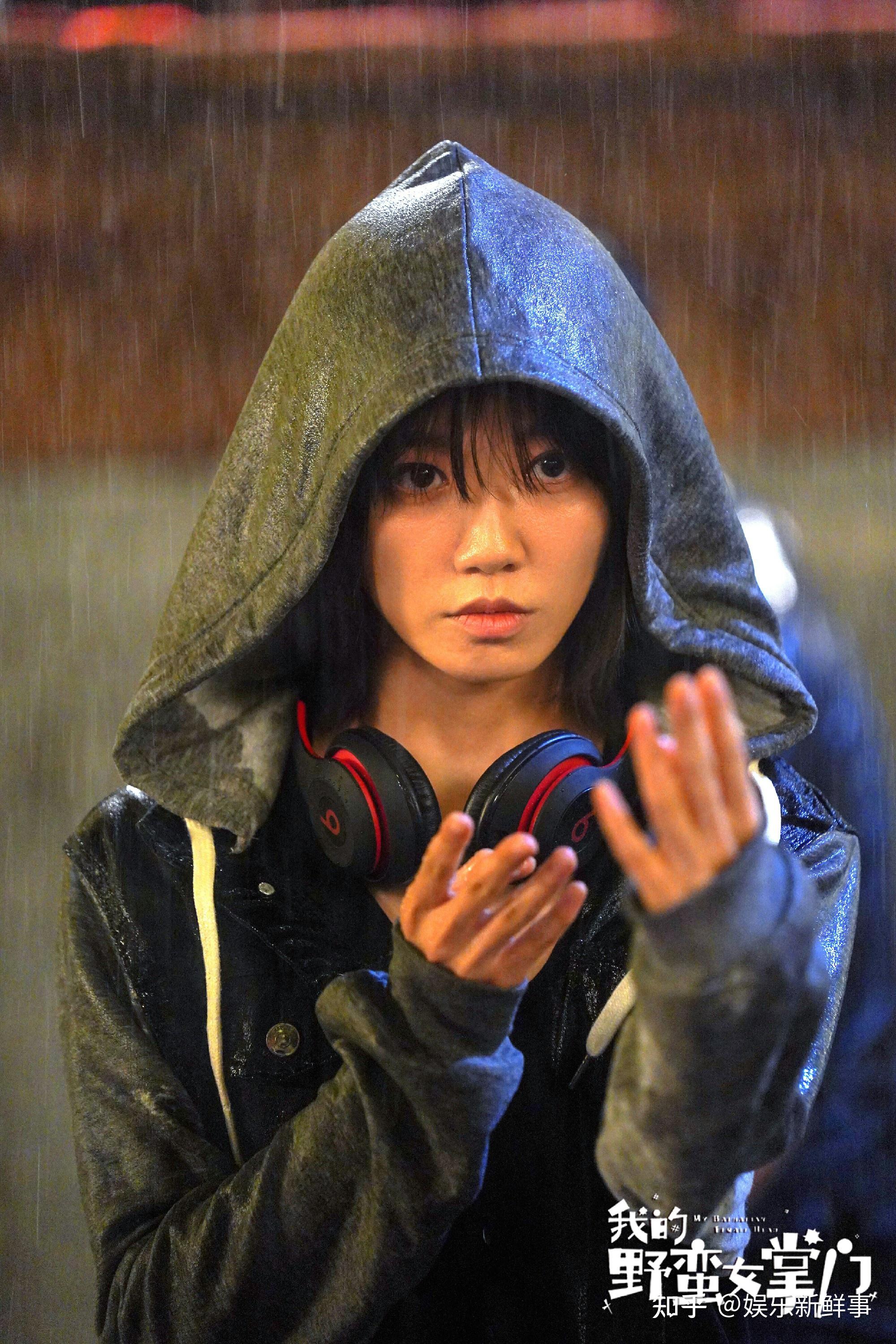 在《我的野蛮女掌门》中,剧组为了呈现高质量的武打场面,除了拍摄期间