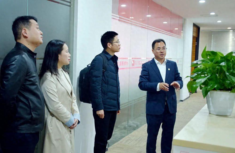 大学法学院党委书记周海波教授,党委办公室主任兼团委书记黄志辉老师