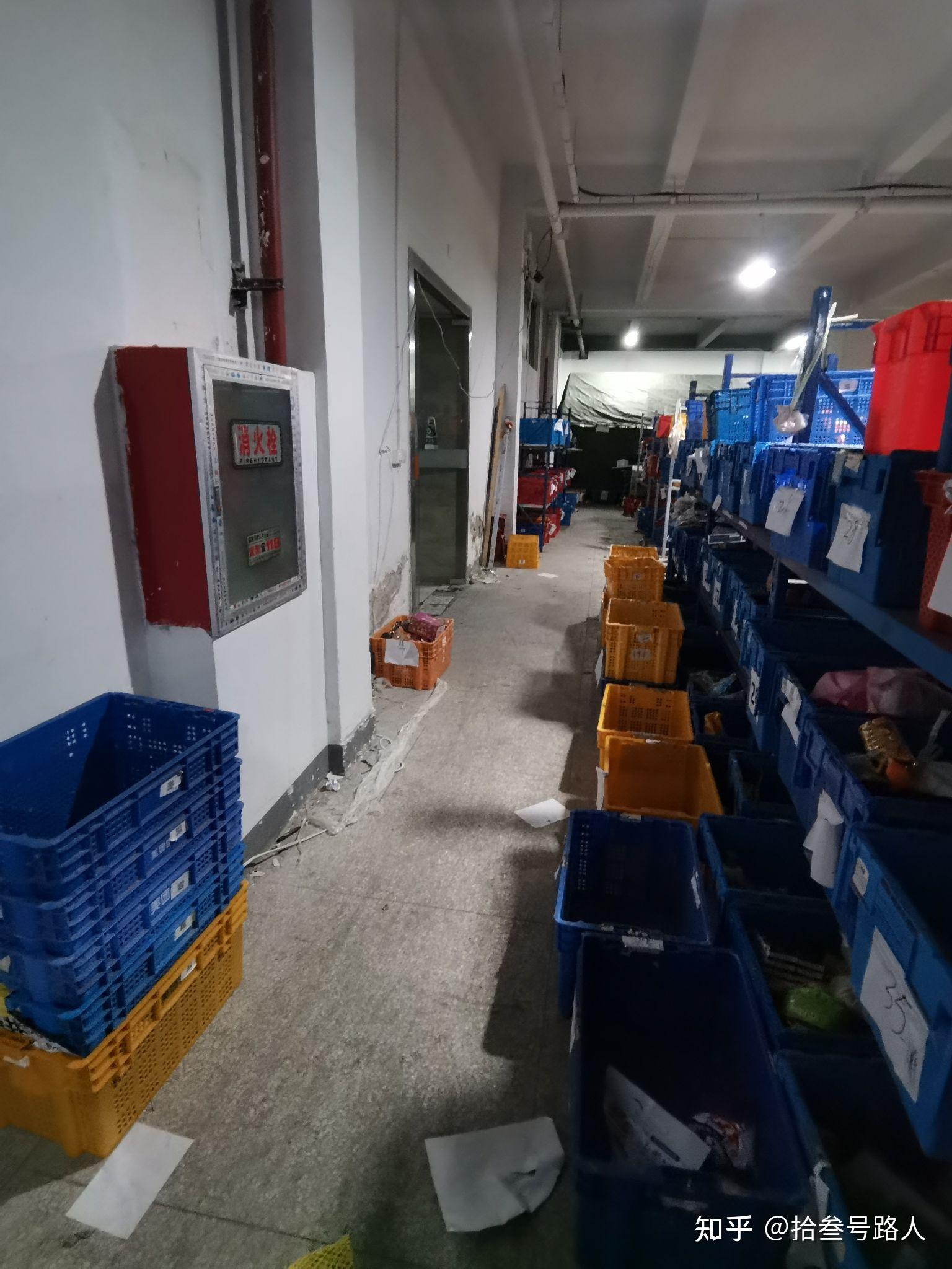 臭味儿这是仓库外面～各种水,饮料乱堆乱放有一天美团上面来人检查了