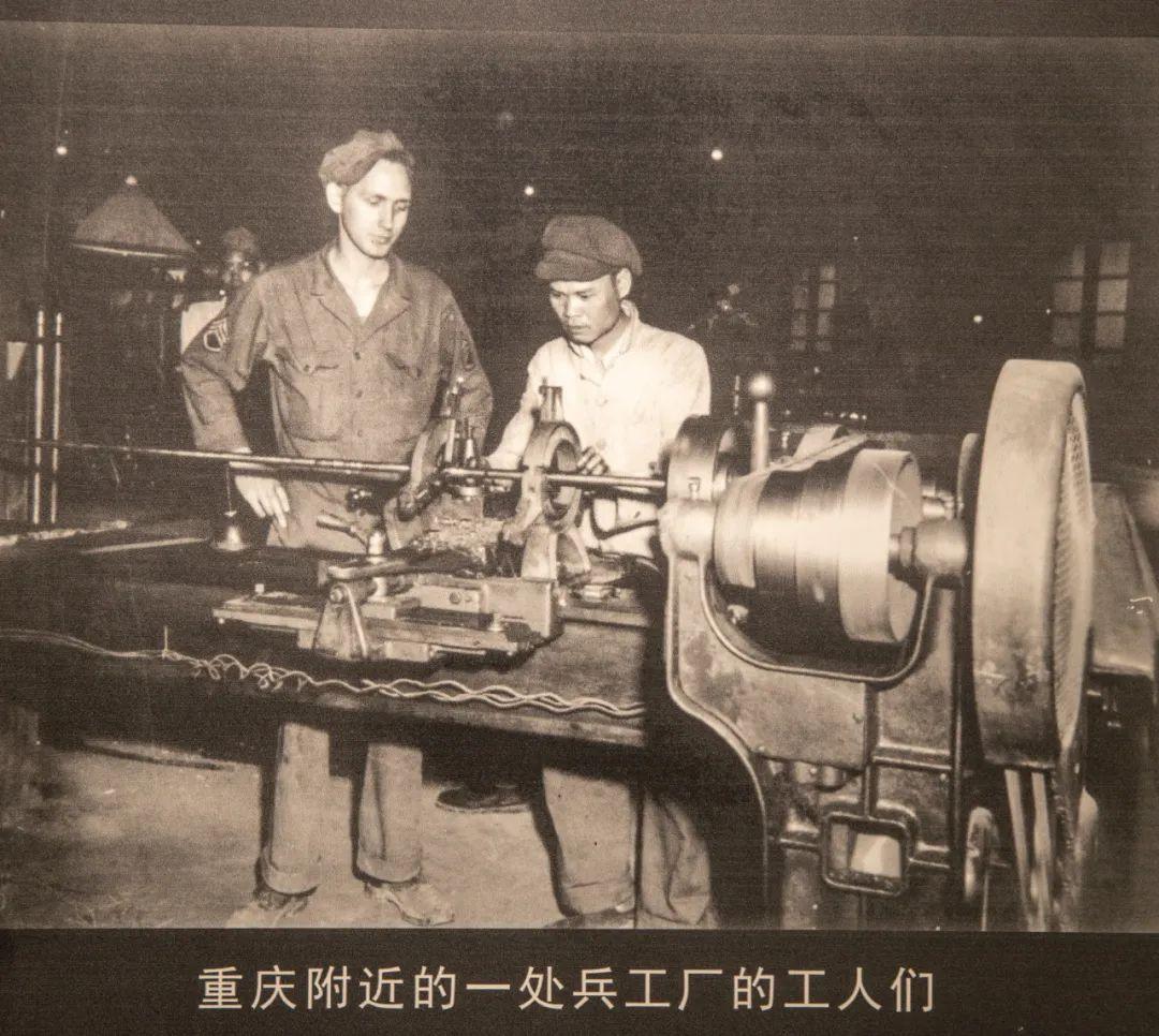 抗战时期,重庆附近一处兵工厂的生产车间(翻拍自重庆建川博物馆)