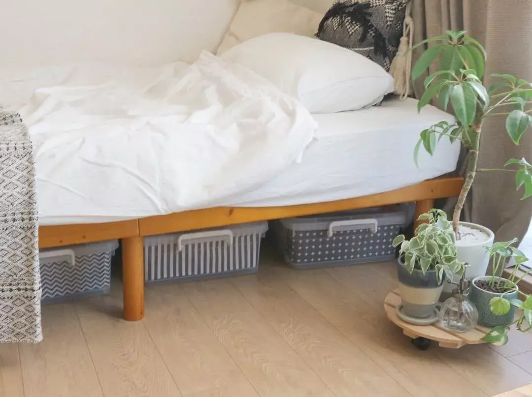 尤其面积小的儿童房,光放下一个衣柜就占了不少空间,就更需要床下收纳