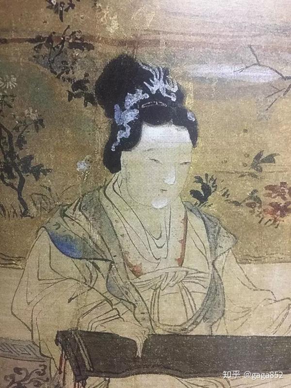 古代"三白法"即额头,鼻和下颚三处面部高点使用白粉层层晕染,仕女端庄