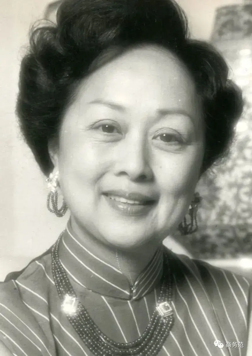 不仅出身,修养好,利孝和夫人的颜值,气质也都在线.