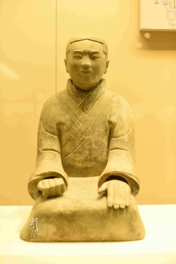秦 跽坐陶俑,颜紫陌,摄于陕西历史博物馆