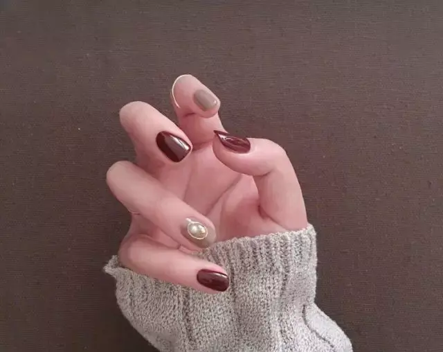 这里可能是最全的新年美甲集合了-新年美甲图片2021简单大方红色衣服