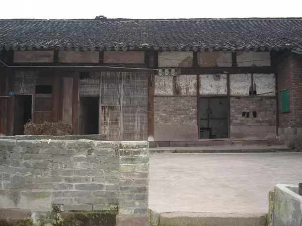 "傅斯年故居.现在有一老汉独自住在此间.坐北朝南,顺山坡而建.