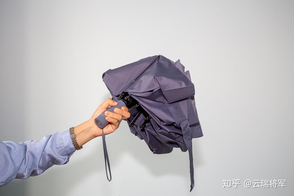 要完成收伞,在伞骨收纳以后,还需要稍微用力.