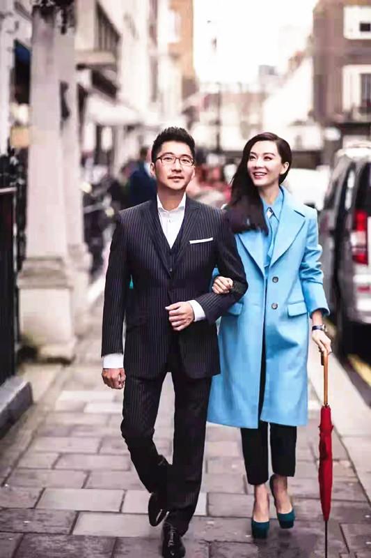 完美女神陈数秀美照和钢琴家老公手牵好温馨衣品堪称一绝