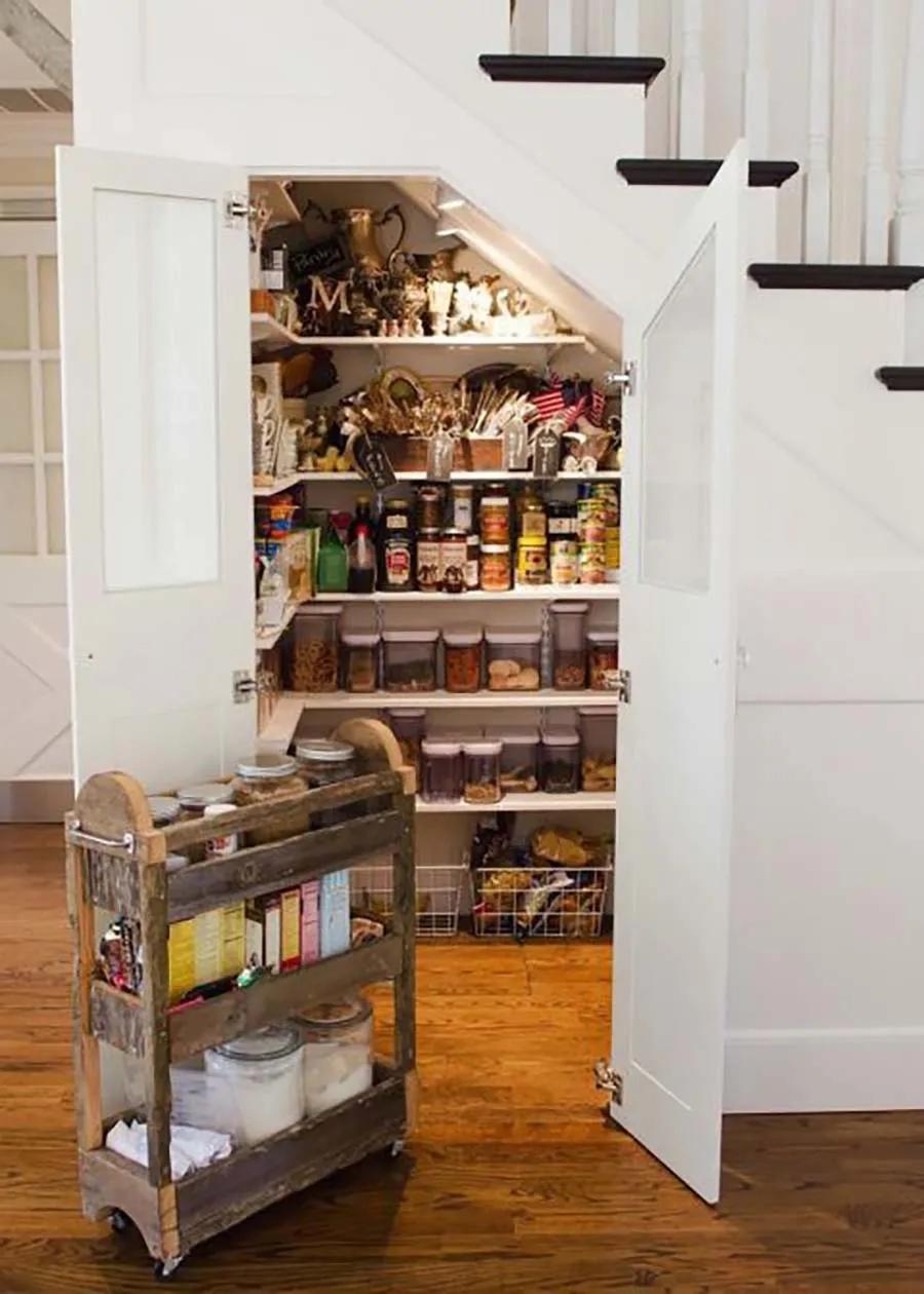 楼梯下空间只放杂物又笨又亏50张精彩设计图爆改鸡肋空间变身衣柜厨房