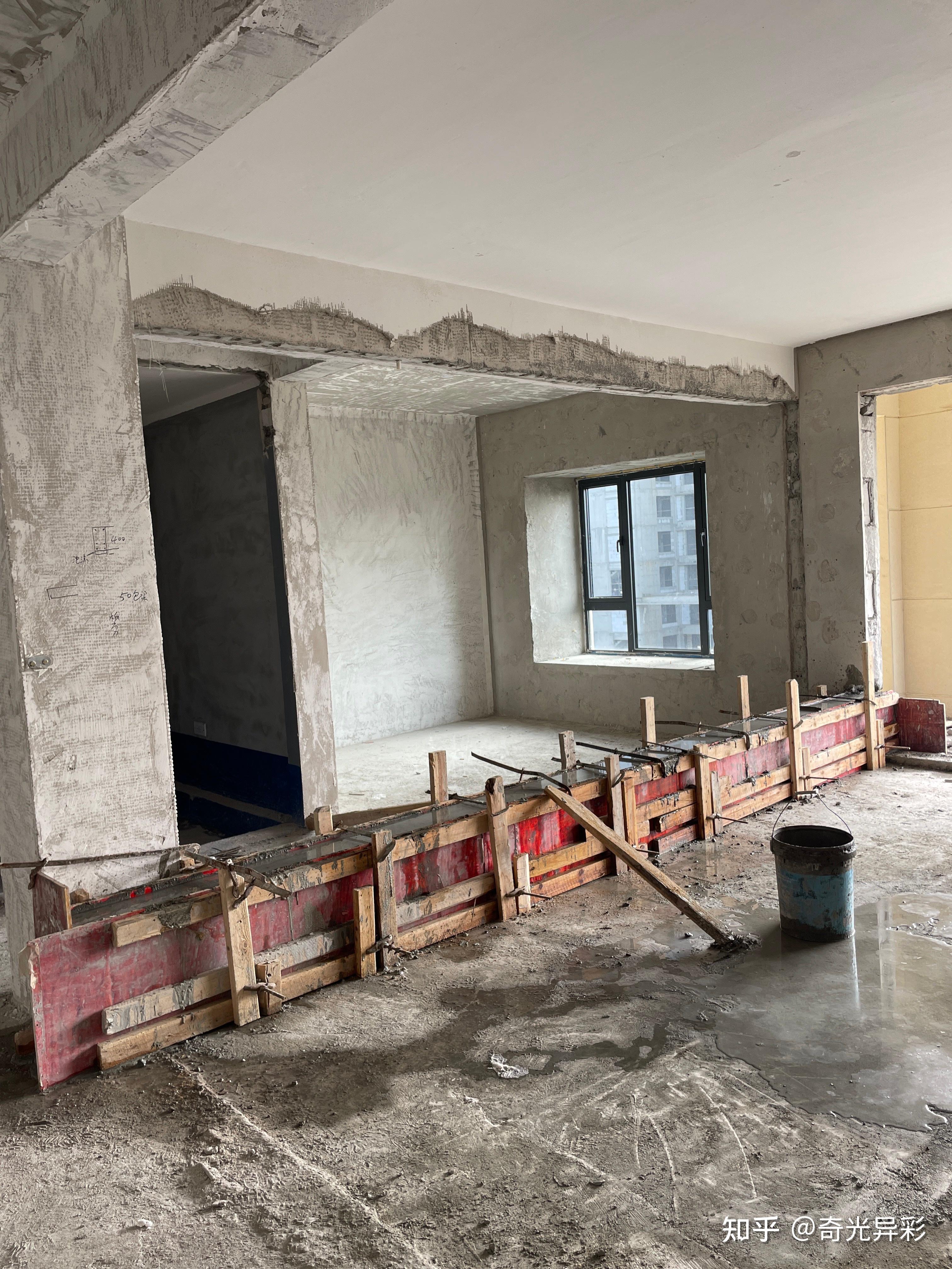 现浇板上做反梁出现裂缝怎么处理?