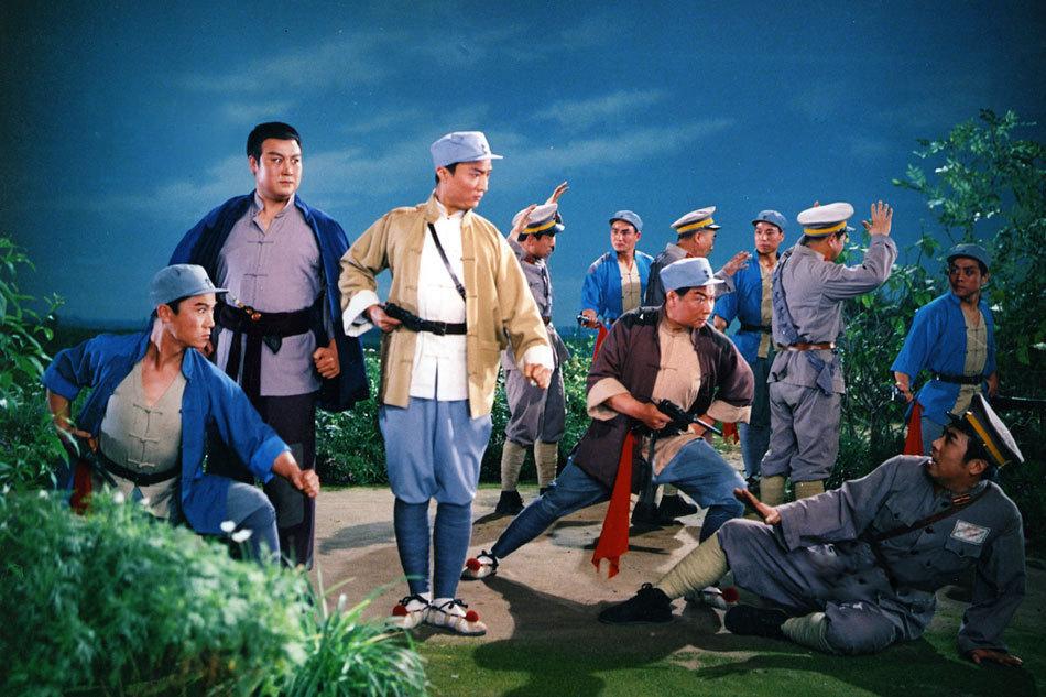 电影《霸王别姬》里,程蝶衣谈到现代京剧时讲过这么一段话:过去人们