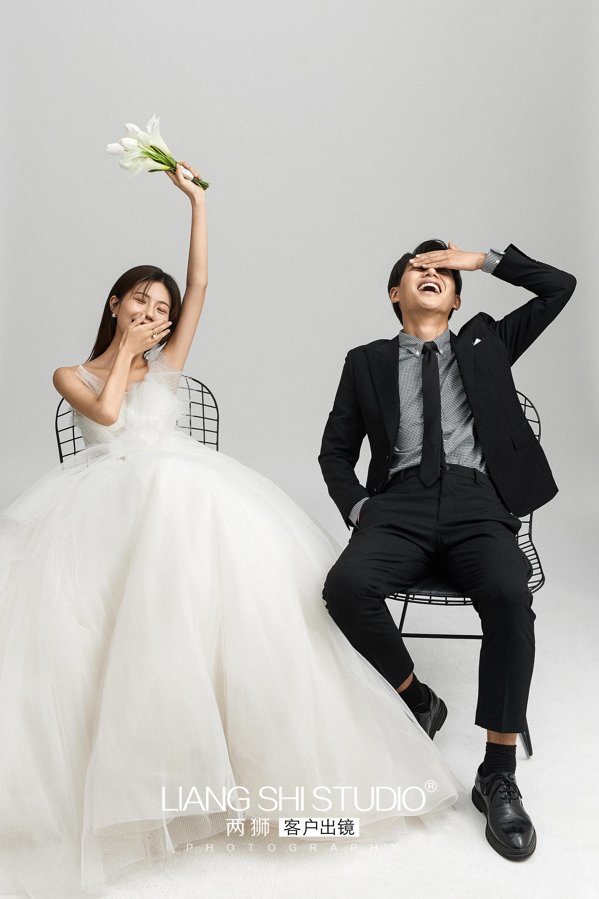 2020简约大气的室内婚纱照一