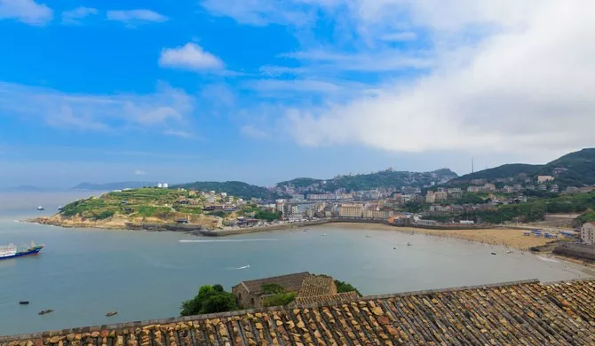 该岛由状元岛,白龙头,蟹壳礁,草鞋礁,虹屿,戏月棚礁等岛屿组成,一座