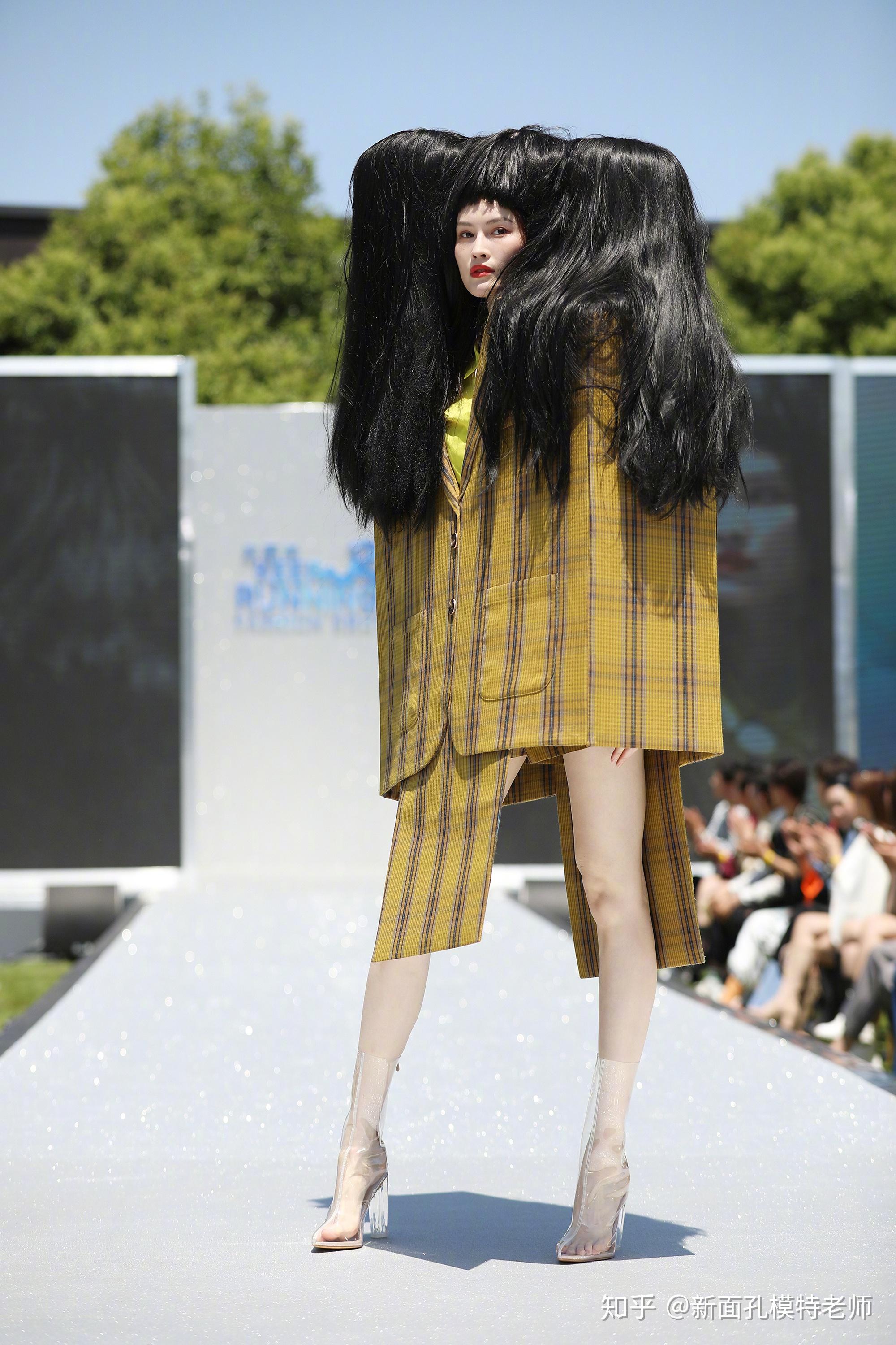 超模何穗登上奔跑吧节目再次展示超模风范